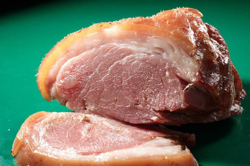无人,横图,俯视,室内,特写,白天,餐桌,桌子,两块,切开,绿色背景,阴影,反射,影子,肉,猪肉,肉类,切,摄影,影棚,餐台,摄影棚,剖面,肉食,蹄髈,切面,豚肉,彩图,高角度拍摄,影棚拍摄,拍摄,肘子,蹄膀,shjb1