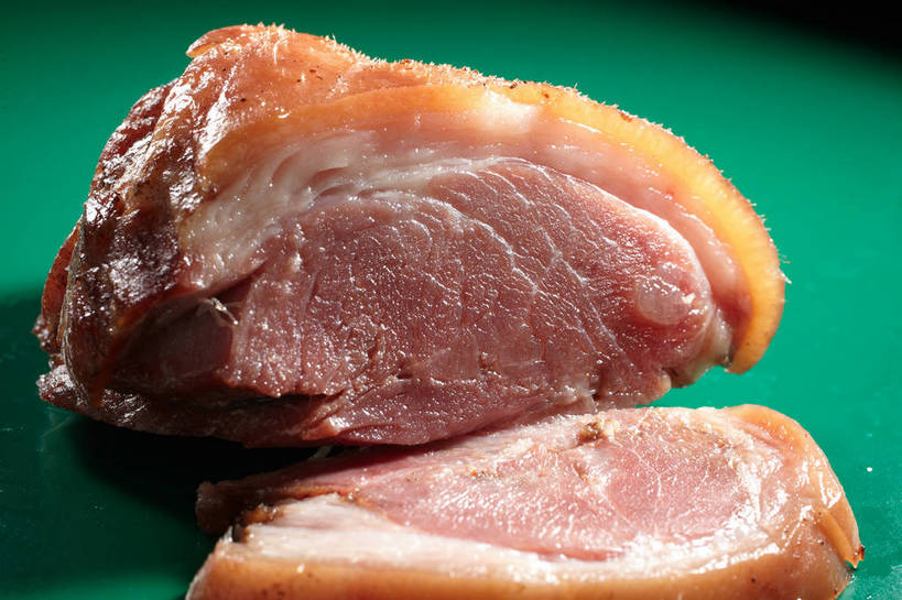 无人,横图,俯视,室内,特写,白天,餐桌,桌子,两块,切开,绿色背景,阴影,反射,影子,肉,猪肉,肉类,切,摄影,影棚,餐台,摄影棚,剖面,肉食,蹄髈,切面,豚肉,彩图,高角度拍摄,影棚拍摄,拍摄,肘子,蹄膀,shjb1