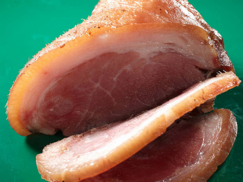 无人,横图,俯视,室内,特写,白天,餐桌,桌子,三块,切开,绿色背景,阴影,反射,影子,肉,猪肉,肉类,切,摄影,影棚,餐台,摄影棚,剖面,肉食,蹄髈,切面,豚肉,彩图,高角度拍摄,影棚拍摄,拍摄,肘子,蹄膀,shjb1