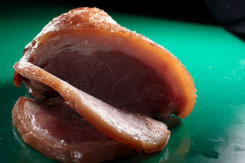 无人,横图,俯视,室内,特写,白天,水,餐桌,桌子,三块,切开,绿色背景,阴影,反射,液体,影子,水滴,肉,猪肉,肉类,切,摄影,影棚,潮湿,餐台,摄影棚,剖面,肉食,蹄髈,切面,豚肉,湿润,彩图,高角度拍摄,影棚拍摄,拍摄,肘子,蹄膀,shjb1