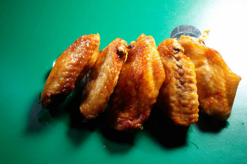 无人,横图,俯视,室内,特写,白天,烹饪,餐桌,桌子,五个,一排,许多,绿色背景,阴影,整齐,反射,影子,鸡肉,肉,料理,食品,鸡翅,菜肴,美食,肉类,食物,排列,摄影,佳肴,影棚,餐台,队列,摄影棚,肉食,烤鸡翅,彩图,高角度拍摄,影棚拍摄,拍摄,shjb1