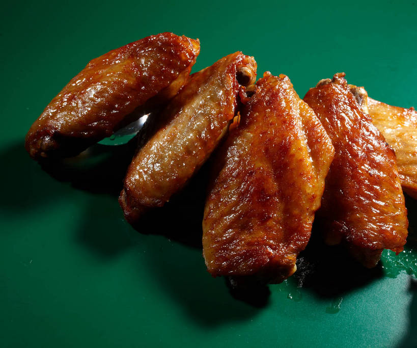 无人,横图,俯视,室内,特写,白天,烹饪,餐桌,桌子,五个,一排,许多,绿色背景,阴影,整齐,反射,影子,鸡肉,肉,料理,食品,鸡翅,菜肴,美食,肉类,食物,排列,摄影,佳肴,影棚,餐台,队列,摄影棚,肉食,烤鸡翅,彩图,高角度拍摄,影棚拍摄,拍摄,shjb1