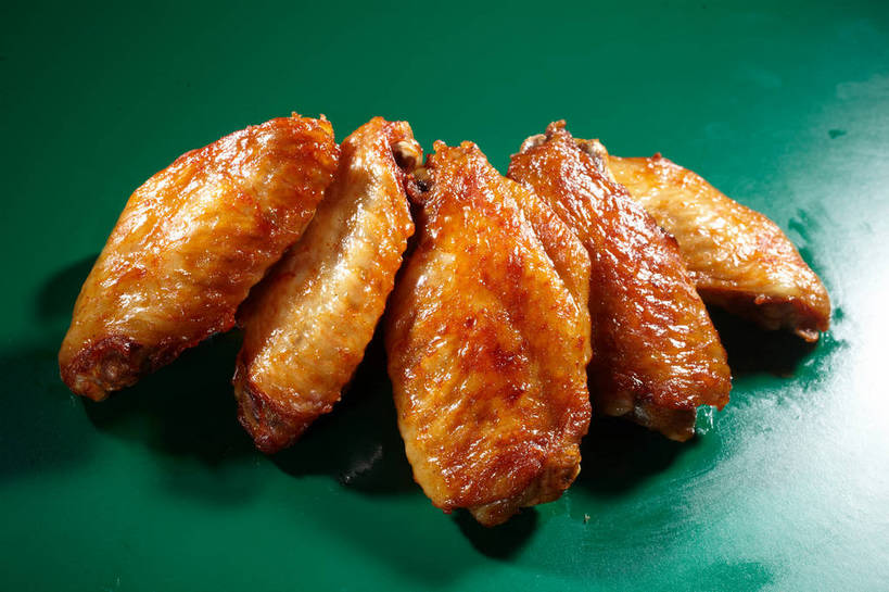 无人,横图,俯视,室内,特写,白天,烹饪,餐桌,桌子,五个,一排,许多,绿色背景,阴影,整齐,反射,影子,鸡肉,肉,料理,食品,鸡翅,菜肴,美食,肉类,食物,排列,摄影,佳肴,影棚,餐台,队列,摄影棚,肉食,烤鸡翅,彩图,高角度拍摄,影棚拍摄,拍摄,shjb1