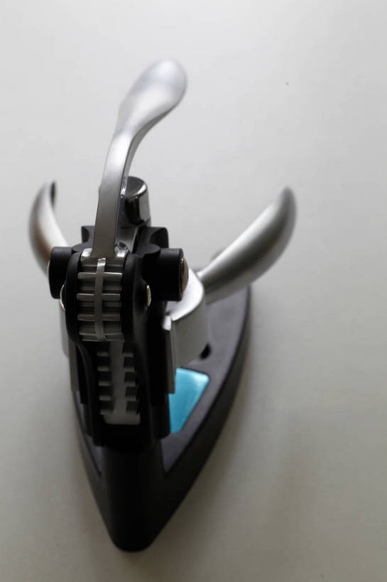 无人,竖图,俯视,室内,特写,白天,桌面,桌子,静物,阴影,灰色背景,反射,开瓶器,影子,开瓶,一个,摄影,影棚,单个,开启,摄影棚,底座,启瓶器,瓶启,红酒酒启,红酒开瓶器,红酒启瓶器,酒刀,酒开,酒起,葡萄酒开酒器,葡萄酒开瓶器,彩图,高角度拍摄,影棚拍摄,拍摄,酒具,shjb1