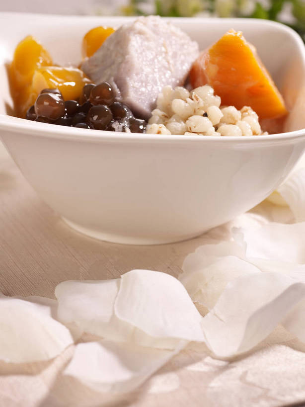 点心,无人,竖图,俯视,室内,特写,白天,餐桌,桌子,红薯,蔬菜,一堆,许多,阴影,堆叠,堆积,新鲜,装饰,反射,影子,珍珠,陶瓷,芋头,食品,甜点,甜品,陶瓷制品,很多,花蕾,中药,花,花瓣,花朵,鲜花,食物,一个,白色,容器,碗,甜食,花苞,花蕊,毛芋,毛芋头,芋奶,有机食品,绿色食品,单个,餐台,储藏,堆,华丽,修饰,点缀,储存,薏米,薏仁,衬托,美观,雅致,雅观,青芋,苡米,苡仁,薏苡仁,米仁,芋子,芋艿,山芋,甘薯,番薯,地瓜,彩图,高角度拍摄,芋圆,贮存,shjb1,古早芋圆冰