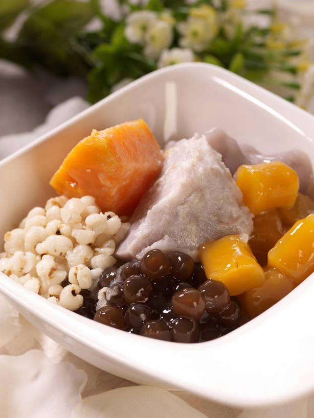 点心,无人,竖图,俯视,室内,特写,白天,餐桌,桌子,红薯,蔬菜,一堆,许多,阴影,堆叠,堆积,新鲜,装饰,反射,影子,珍珠,陶瓷,芋头,食品,甜点,甜品,陶瓷制品,很多,花蕾,中药,花,花瓣,花朵,鲜花,食物,一个,白色,容器,碗,甜食,花苞,花蕊,毛芋,毛芋头,芋奶,有机食品,绿色食品,单个,餐台,储藏,堆,华丽,修饰,点缀,储存,薏米,薏仁,衬托,美观,雅致,雅观,青芋,苡米,苡仁,薏苡仁,米仁,芋子,芋艿,山芋,甘薯,番薯,地瓜,彩图,高角度拍摄,芋圆,贮存,shjb1,古早芋圆冰