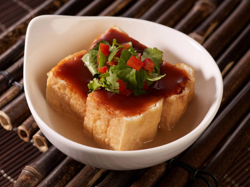 豆腐,无人,横图,俯视,室内,特写,白天,烹饪,中餐,餐桌,桌子,辣椒,蔬菜,一排,竹制,新鲜,整齐,并列,并排,陶瓷,香菜,调料,酱料,酱汁,佐料,料理,食品,陶瓷制品,调味品,调味料,酱,菜肴,美食,食物,排列,一个,白色,容器,垫子,碗,四个,中式,佳肴,有机食品,绿色食品,单个,餐台,中华料理,储藏,竹制品,豆制品,储存,队列,平行,卤豆腐,辣角,红海椒,大椒,辣虎,广椒,胡菜,香荽,原荽,园荽,芫荽,胡荽,莞荽,芫茜,芫蓿,莚葛草,莚荽菜,辣子,红辣椒,海椒,番椒,彩图,高角度拍摄,闽菜,闽南菜,贮存,福建菜,shjb1