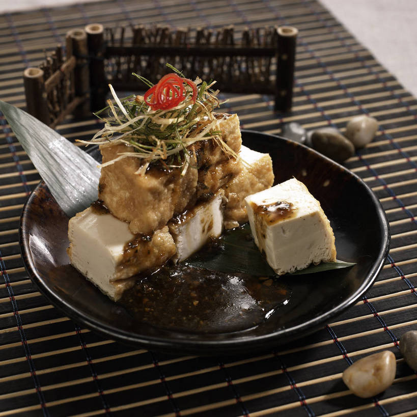 点心,豆腐,无人,横图,俯视,室内,特写,白天,石头,餐桌,桌子,餐具,叶子,一排,许多,竹制,整齐,装饰,碟子,盘,石子,陶瓷,调料,酱料,酱汁,油炸,佐料,料理,食品,绿叶,陶瓷制品,调味品,很多,调味料,酱,甜面酱,小吃,美食,臭豆腐,食物,排列,一个,盘子,垫子,碟,中式,嫩叶,鹅卵石,单个,餐台,堆,甜酱,华丽,修饰,点缀,竹制品,豆制品,队列,按摩石,衬托,美观,雅致,雅观,叶,叶片,石块,彩图,高角度拍摄,shjb1,臭干子