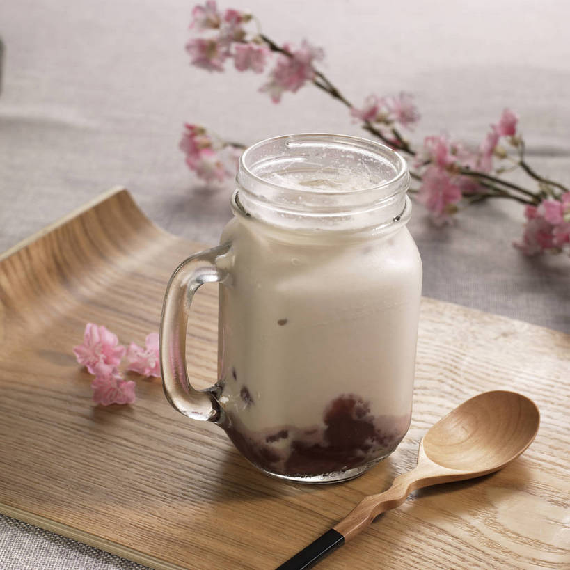 无人,横图,俯视,室内,特写,白天,爱情,幸福,纯洁,餐桌,桌子,樱花,一把,盛开,木制,布料,勺子,红豆,奶茶,相思豆,枝条,饮品,一杯,花蕾,布纹,玻璃制品,桌布,花,花瓣,花朵,鲜花,树枝,饮料,一个,粉色,玻璃瓶,餐巾,木制品,瓶子,调羹,台布,汤匙,花苞,花蕊,冬青,单个,餐台,等待,生命,可口,相思,仙樱花,福岛樱,青肤樱,高尚,热烈,虬枝,枝杈,适口,荆桃,餐桌布,彩图,高角度拍摄,shjb1,红豆奶茶