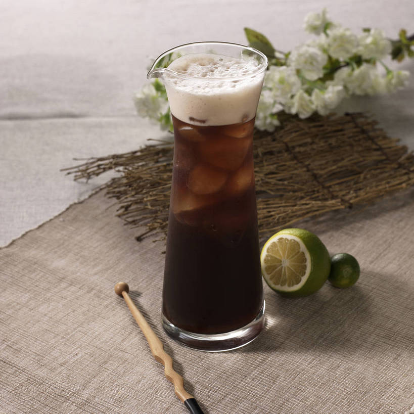 无人,横图,俯视,室内,特写,白天,餐桌,桌子,柠檬,水果,切开,竹制,新鲜,盛开,布料,冰,生食,冰块,食品,果实,饮品,一杯,花蕾,布纹,冷冻,可乐,桌布,花,花瓣,花朵,鲜花,食物,饮料,两个,餐巾,垫子,台布,碳酸饮料,花苞,花蕊,切,搅拌棒,寒冷,有机食品,绿色食品,冷藏,餐台,青柠,莱姆,冰冷,竹制品,可口,剖面,切面,保鲜,适口,益母果,柠果,搅棒,餐桌布,彩图,高角度拍摄,莱檬,shjb1