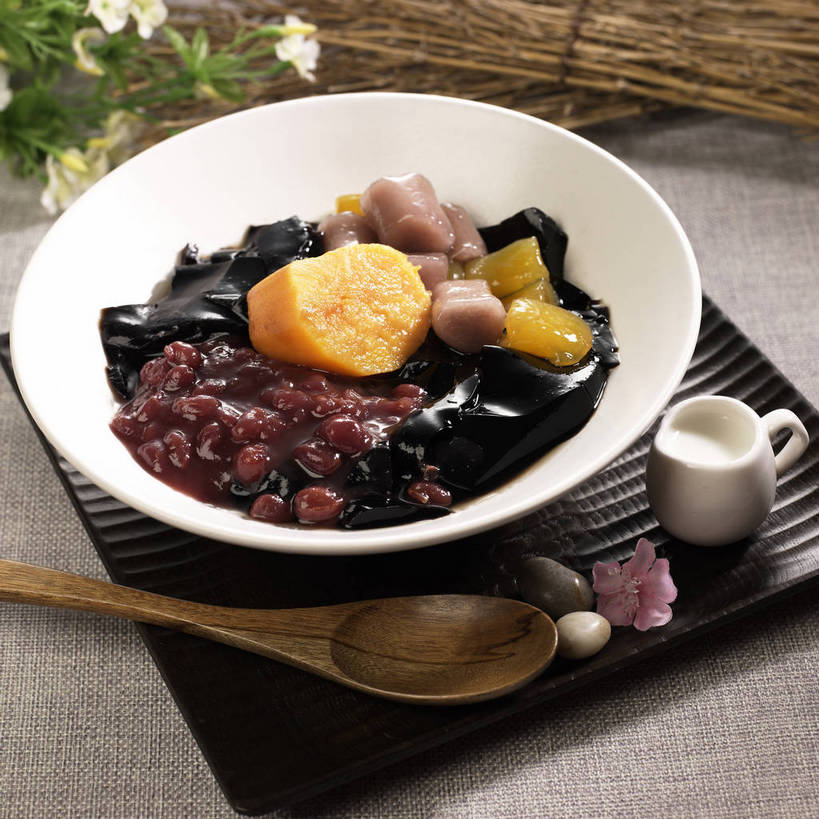 点心,无人,横图,俯视,室内,特写,白天,爱情,石头,餐桌,桌子,红薯,蔬菜,一把,一堆,许多,堆叠,堆积,竹制,新鲜,装饰,木制,石子,珍珠,勺子,陶瓷,红豆,食品,甜点,甜品,相思豆,陶瓷制品,很多,中药,食物,糕点,一个,木制品,容器,垫子,调羹,汤匙,碗,甜食,奶油,鹅卵石,冬青,有机食品,绿色食品,单个,餐台,储藏,堆,华丽,修饰,点缀,乳制品,竹制品,储存,奶精,按摩石,薏米,薏仁,相思,衬托,美观,雅致,雅观,苡米,苡仁,薏苡仁,激凌,克林姆,淇淋,米仁,石块,仙草,山芋,甘薯,番薯,地瓜,彩图,高角度拍摄,芋圆,贮存,shjb1,咖啡伴侣,烧仙草