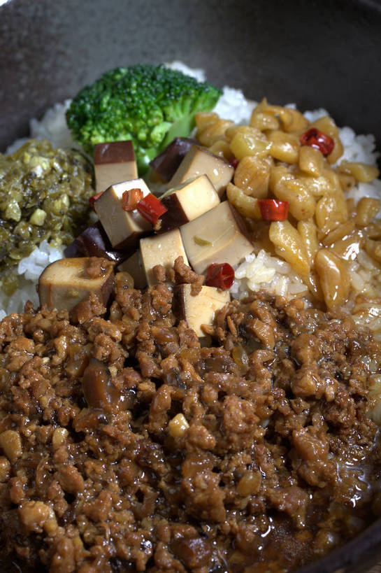 米饭,豆腐,无人,竖图,俯视,室内,特写,白天,烹饪,中餐,餐桌,桌子,一堆,许多,堆叠,堆积,陶瓷,西兰花,调料,酱料,酱汁,肉,佐料,料理,食品,陶瓷制品,饭,调味品,很多,调味料,豆腐干,肉糜,肉末,酱,雪菜,菜肴,美食,肉类,食物,一个,容器,碗,中式,佳肴,单个,餐台,中华料理,储藏,豆干,堆,五谷,豆制品,储存,肉食,萝卜干,雪里红,甘蓝花,彩图,高角度拍摄,雪里蕻,绿菜花,绿花菜,青花菜,蔬菜皇冠,干子,素火腿,贮存,shjb1,肉燥饭