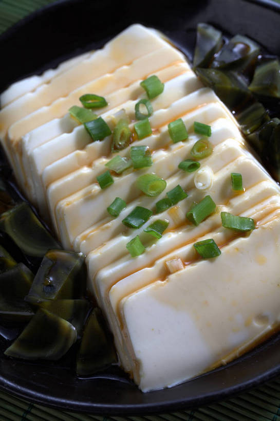 无人,竖图,俯视,室内,特写,白天,烹饪,中餐,餐桌,桌子,蔬菜,餐具,竹制,新鲜,碟子,盘,葱,青葱,调料,酱料,酱汁,佐料,料理,食品,调味品,调味料,酱,冷盘,皮蛋豆腐,菜肴,美食,食物,一个,盘子,垫子,碟,中式,冷菜,凉菜,佳肴,有机食品,绿色食品,单个,餐台,中华料理,竹制品,彩图,高角度拍摄,shjb1,皮蛋拌豆腐