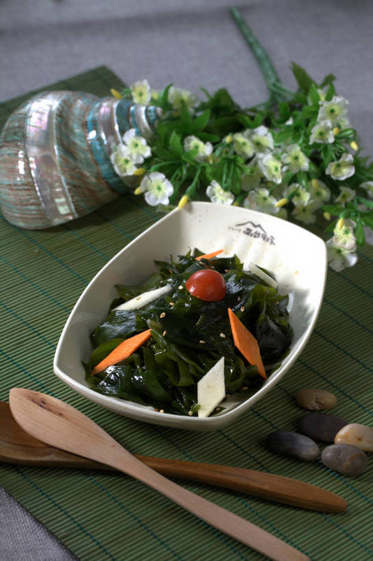 无人,竖图,俯视,室内,特写,白天,烹饪,中餐,餐桌,桌子,萝卜,胡萝卜,蔬菜,西红柿,小番茄,新鲜,装饰,盛开,木制,勺子,陶瓷,海带,料理,食品,陶瓷制品,海螺,两把,花蕾,冷盘,菜肴,美食,海洋生物,花,花瓣,花朵,鲜花,食物,一个,红色,白色,木制品,容器,调羹,汤匙,碗,花苞,花蕊,中式,冷菜,凉菜,佳肴,有机食品,绿色食品,单个,餐台,中华料理,储藏,华丽,修饰,软体动物,峨螺,点缀,储存,水生动物,黄萝卜,番萝卜,水生物,海底动物,衬托,美观,雅致,雅观,江白菜,小西红柿,樱桃小番茄,珍珠小番茄,樱桃番茄,圣女果,红萝卜,甘荀,番茄,彩图,高角度拍摄,丁香萝卜,胡芦菔金,金笋,贮存,shjb1,凉拌海带丝