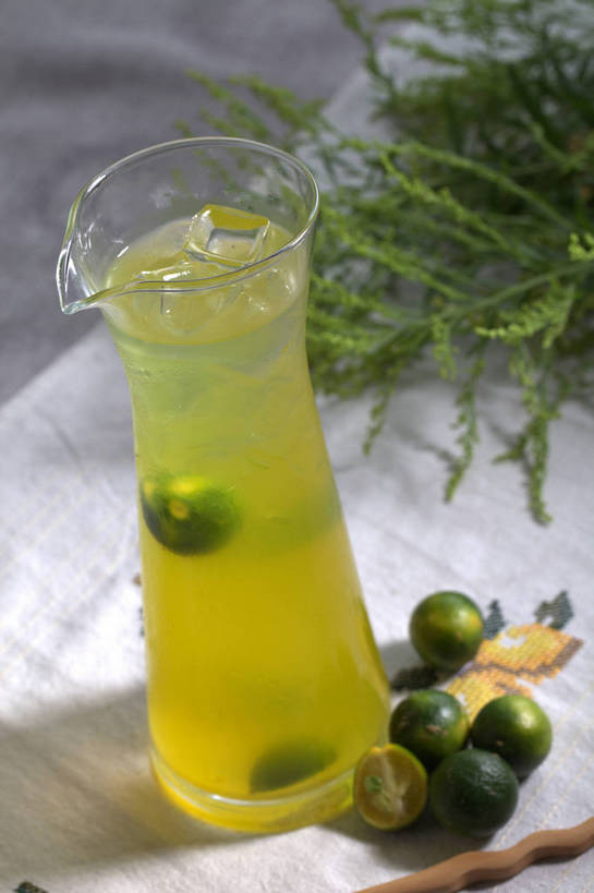 果汁,无人,竖图,俯视,室内,特写,白天,植物,餐桌,桌子,柠檬,杯子,水果,新鲜,布料,生食,食品,果实,饮品,布纹,玻璃制品,桌布,食物,饮料,一个,绿色,自然,餐巾,水杯,台布,搅拌棒,有机食品,绿色食品,生长,单个,成长,餐台,青柠,莱姆,可口,青柠汁,适口,玻璃杯,益母果,柠果,搅棒,餐桌布,彩图,高角度拍摄,莱檬,shjb1