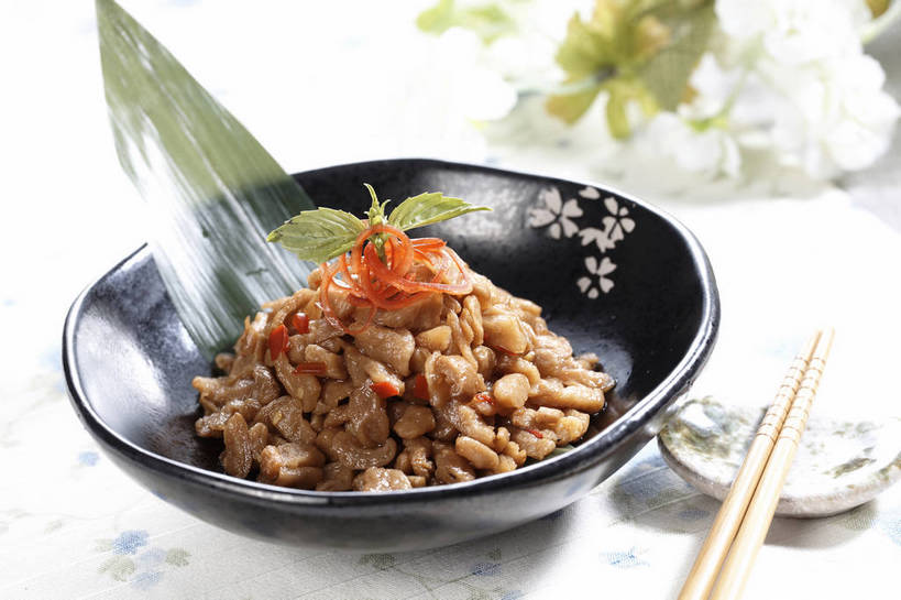 无人,横图,俯视,室内,特写,白天,餐桌,筷子,桌子,萝卜,蔬菜,餐具,叶子,一堆,一双,许多,阴影,堆叠,堆积,新鲜,装饰,盛开,反射,影子,陶瓷,食品,绿叶,筷架,陶瓷制品,很多,花蕾,筷枕,文化,传统,花,花瓣,花朵,鲜花,食物,一个,白色,容器,碗,花苞,花蕊,嫩叶,有机食品,绿色食品,单个,餐台,储藏,堆,礼节,华丽,修饰,筷子架,点缀,储存,礼仪,萝卜干,衬托,美观,雅致,雅观,叶,叶片,进餐用具,彩图,高角度拍摄,贮存,shjb1