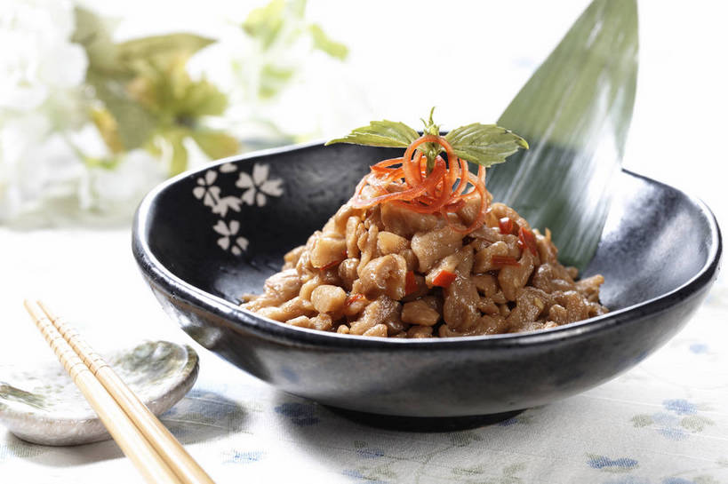 无人,横图,俯视,室内,特写,白天,餐桌,筷子,桌子,萝卜,蔬菜,餐具,叶子,一堆,一双,许多,阴影,堆叠,堆积,新鲜,装饰,盛开,反射,影子,陶瓷,食品,绿叶,筷架,陶瓷制品,很多,花蕾,筷枕,文化,传统,花,花瓣,花朵,鲜花,食物,一个,白色,容器,碗,花苞,花蕊,嫩叶,有机食品,绿色食品,单个,餐台,储藏,堆,礼节,华丽,修饰,筷子架,点缀,储存,礼仪,萝卜干,衬托,美观,雅致,雅观,叶,叶片,进餐用具,彩图,高角度拍摄,贮存,shjb1