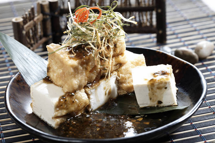 点心,豆腐,无人,横图,俯视,室内,特写,白天,石头,餐桌,桌子,餐具,叶子,一排,许多,竹制,整齐,装饰,碟子,盘,石子,陶瓷,调料,酱料,酱汁,油炸,佐料,料理,食品,绿叶,陶瓷制品,调味品,很多,调味料,酱,甜面酱,小吃,美食,臭豆腐,食物,排列,一个,盘子,垫子,碟,中式,嫩叶,鹅卵石,单个,餐台,堆,甜酱,华丽,修饰,点缀,竹制品,豆制品,队列,按摩石,衬托,美观,雅致,雅观,叶,叶片,石块,彩图,高角度拍摄,shjb1,臭干子