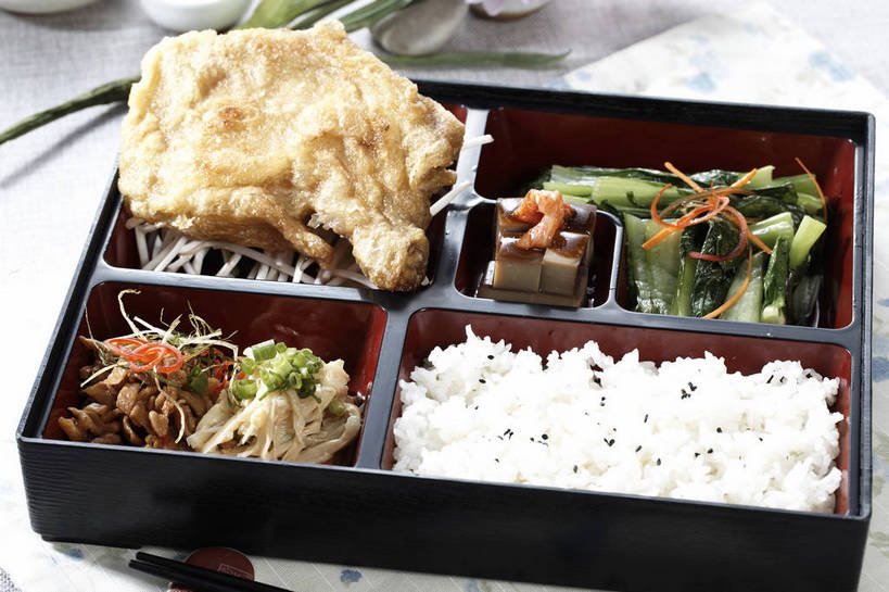 米饭,无人,横图,俯视,室内,特写,白天,烹饪,中餐,餐桌,筷子,桌子,黄瓜,餐具,一堆,一双,许多,堆叠,堆积,盛开,布料,饭盒,鸡肉,肉,油炸,芝麻,料理,食品,筷架,饭,很多,花蕾,布纹,筷枕,文化,传统,鸡腿,冷盘,凉拌黄瓜,菜肴,美食,肉类,炸鸡腿,桌布,花,花瓣,花朵,鲜花,食物,粉色,黑色,餐巾,台布,花苞,花蕊,中式,冷菜,凉菜,佳肴,便当盒,餐台,中华料理,堆,礼节,筷子架,黑芝麻,五谷,鸡腿肉,礼仪,肉食,脂麻,胡麻,白麻,巨胜子,油麻,进餐用具,青瓜,胡瓜,餐桌布,彩图,高角度拍摄,shjb1