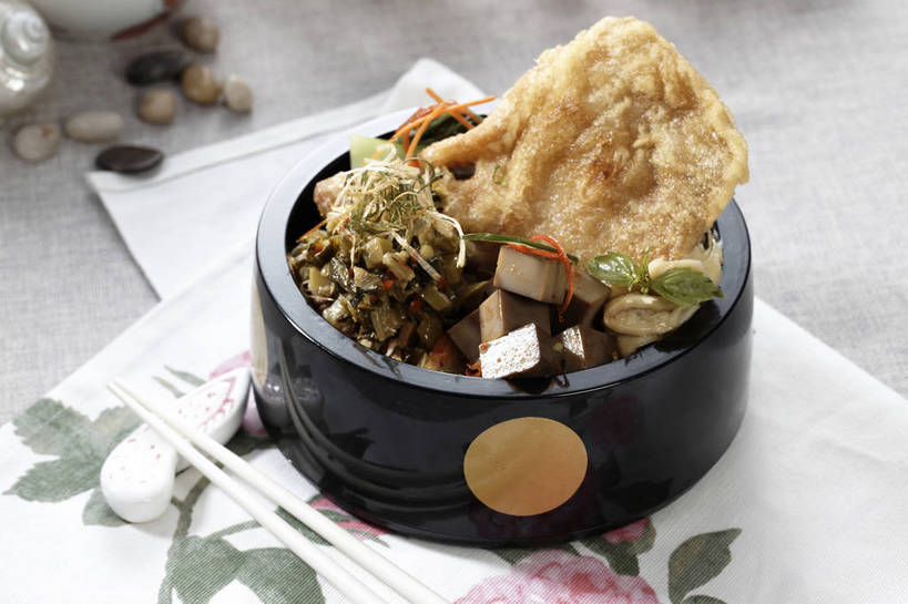 豆腐,无人,横图,俯视,室内,特写,白天,烹饪,餐桌,筷子,桌子,蔬菜,餐具,一双,竹制,新鲜,木制,布料,鸡肉,肉,油炸,料理,食品,筷架,布纹,筷枕,文化,传统,豆腐干,雪菜,菜肴,美食,肉类,桌布,食物,一个,餐巾,木制品,容器,垫子,台布,碗,佳肴,有机食品,绿色食品,单个,餐台,储藏,豆干,礼节,筷子架,竹制品,豆制品,储存,鸡排,礼仪,肉食,雪里红,进餐用具,餐桌布,彩图,高角度拍摄,雪里蕻,干子,素火腿,贮存,炸鸡排,shjb1