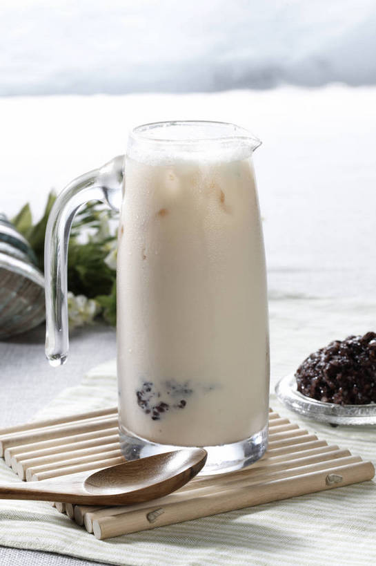 无人,竖图,俯视,室内,特写,白天,爱情,餐桌,桌子,杯子,餐具,一把,竹制,装饰,盛开,木制,布料,碟子,盘,勺子,冰,红豆,奶茶,冰块,相思豆,饮品,一杯,花蕾,布纹,冷冻,玻璃制品,桌布,花,花瓣,花朵,鲜花,饮料,盘子,餐巾,木制品,水杯,垫子,调羹,碟,台布,汤匙,花苞,花蕊,寒冷,冬青,冷藏,餐台,华丽,修饰,点缀,冰冷,竹制品,可口,相思,衬托,美观,雅致,雅观,保鲜,适口,玻璃杯,餐桌布,彩图,高角度拍摄,shjb1,红豆奶茶