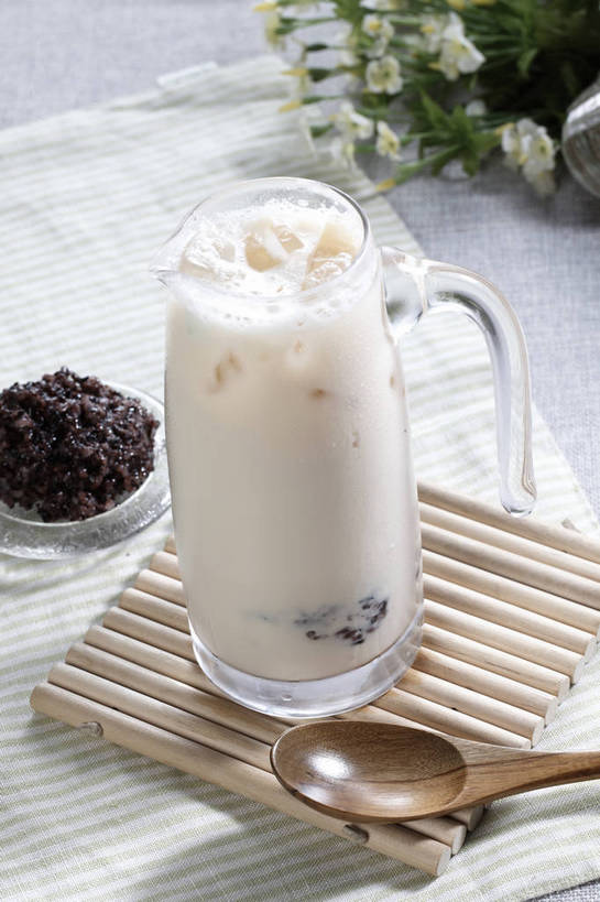 无人,竖图,俯视,室内,特写,白天,爱情,餐桌,桌子,杯子,餐具,一把,竹制,装饰,盛开,木制,布料,碟子,盘,勺子,冰,红豆,奶茶,冰块,相思豆,饮品,一杯,花蕾,布纹,冷冻,玻璃制品,桌布,花,花瓣,花朵,鲜花,饮料,盘子,餐巾,木制品,水杯,垫子,调羹,碟,台布,汤匙,花苞,花蕊,寒冷,冬青,冷藏,餐台,华丽,修饰,点缀,冰冷,竹制品,可口,相思,衬托,美观,雅致,雅观,保鲜,适口,玻璃杯,餐桌布,彩图,高角度拍摄,shjb1,红豆奶茶