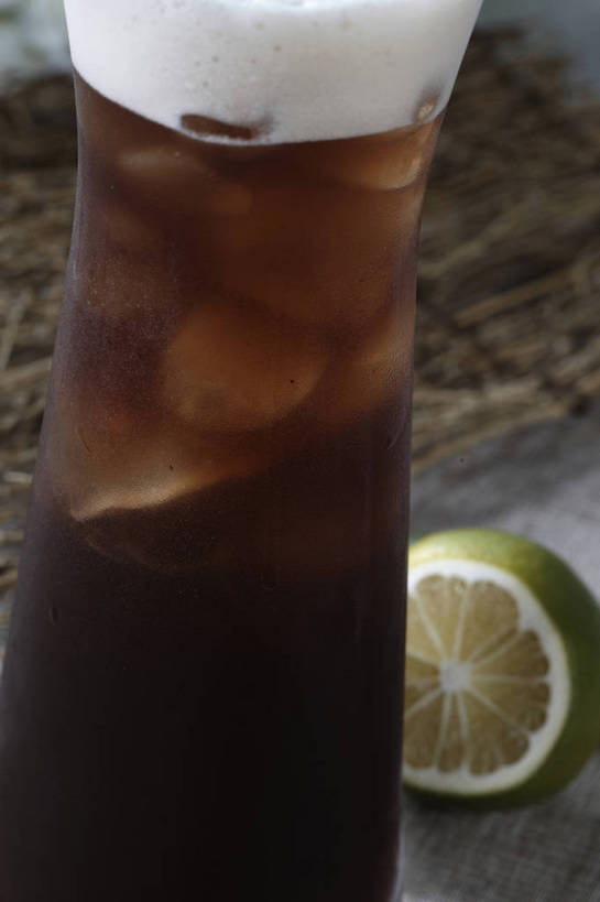 无人,竖图,俯视,室内,特写,白天,餐桌,桌子,柠檬,杯子,水果,切开,竹制,新鲜,布料,冰,生食,冰块,食品,果实,饮品,半个,一杯,布纹,冷冻,可乐,玻璃制品,桌布,食物,饮料,一个,餐巾,水杯,垫子,台布,碳酸饮料,切,一半,寒冷,有机食品,绿色食品,冷藏,单个,餐台,青柠,莱姆,冰冷,竹制品,可口,剖面,切面,保鲜,适口,玻璃杯,益母果,柠果,餐桌布,彩图,高角度拍摄,莱檬,shjb1