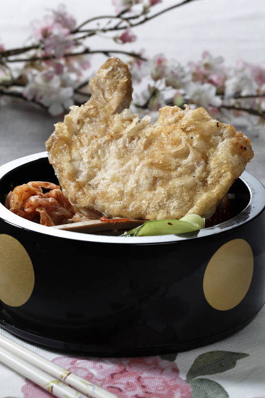 无人,竖图,俯视,室内,特写,白天,烹饪,幸福,纯洁,石头,餐桌,筷子,桌子,樱花,蔬菜,餐具,一双,竹制,新鲜,装饰,盛开,木制,布料,石子,青菜,鸡肉,肉,油炸,料理,食品,枝条,筷架,花蕾,布纹,筷枕,文化,传统,菜肴,美食,肉类,桌布,花,花瓣,花朵,鲜花,树枝,食物,粉色,餐巾,木制品,容器,垫子,台布,碗,花苞,花蕊,鹅卵石,佳肴,有机食品,绿色食品,餐台,等待,储藏,礼节,华丽,修饰,筷子架,点缀,竹制品,生命,储存,鸡排,小白菜,礼仪,肉食,按摩石,衬托,美观,雅致,雅观,仙樱花,福岛樱,青肤樱,高尚,热烈,不结球白菜,虬枝,枝杈,进餐用具,石块,荆桃,餐桌布,彩图,高角度拍摄,贮存,炸鸡排,shjb1