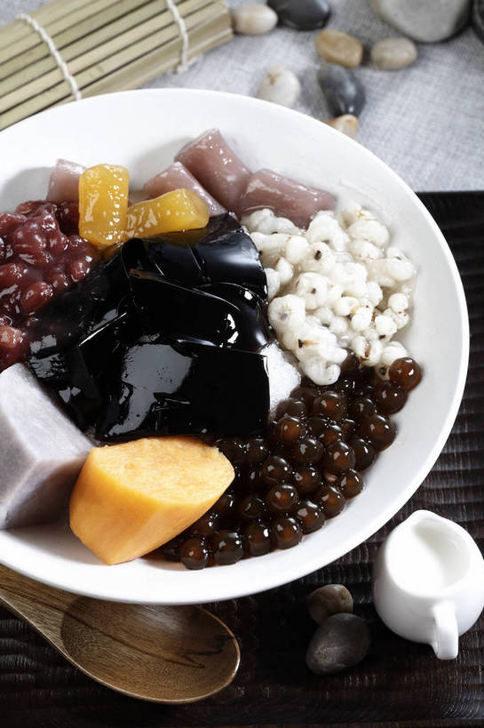 点心,无人,竖图,俯视,室内,特写,白天,爱情,石头,餐桌,桌子,红薯,蔬菜,一把,一堆,许多,堆叠,堆积,竹制,新鲜,装饰,木制,石子,珍珠,勺子,陶瓷,红豆,食品,甜点,甜品,相思豆,陶瓷制品,很多,中药,食物,糕点,一个,木制品,容器,垫子,调羹,汤匙,碗,甜食,奶油,鹅卵石,冬青,有机食品,绿色食品,单个,餐台,储藏,堆,华丽,修饰,点缀,乳制品,竹制品,储存,奶精,按摩石,薏米,薏仁,相思,衬托,美观,雅致,雅观,苡米,苡仁,薏苡仁,激凌,克林姆,淇淋,米仁,石块,仙草,山芋,甘薯,番薯,地瓜,彩图,高角度拍摄,芋圆,贮存,shjb1,咖啡伴侣,烧仙草