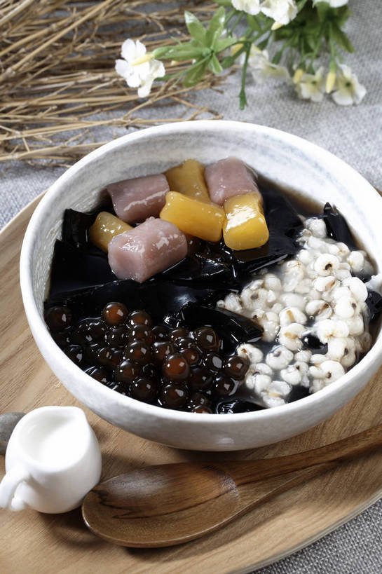 点心,无人,竖图,俯视,室内,特写,白天,餐桌,桌子,红薯,蔬菜,餐具,一把,一堆,许多,堆叠,堆积,新鲜,装饰,盛开,木制,碟子,盘,珍珠,勺子,陶瓷,芋头,食品,甜点,甜品,陶瓷制品,很多,花蕾,中药,花,花瓣,花朵,鲜花,食物,糕点,盘子,木制品,容器,调羹,碟,汤匙,碗,甜食,奶油,花苞,花蕊,毛芋,毛芋头,芋奶,有机食品,绿色食品,餐台,储藏,堆,华丽,修饰,点缀,乳制品,储存,奶精,薏米,薏仁,衬托,美观,雅致,雅观,青芋,苡米,苡仁,薏苡仁,激凌,克林姆,淇淋,米仁,芋子,仙草,芋艿,山芋,甘薯,番薯,地瓜,彩图,高角度拍摄,贮存,shjb1,咖啡伴侣,烧仙草