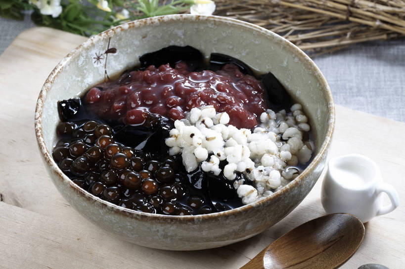 点心,无人,横图,俯视,室内,特写,白天,石头,餐桌,桌子,餐具,一把,一堆,许多,堆叠,堆积,装饰,盛开,木制,碟子,盘,石子,珍珠,勺子,陶瓷,食品,甜点,甜品,红豆沙,陶瓷制品,很多,花蕾,中药,花,花瓣,花朵,鲜花,食物,糕点,盘子,木制品,容器,调羹,碟,汤匙,碗,甜食,奶油,花苞,花蕊,鹅卵石,餐台,储藏,堆,华丽,修饰,点缀,乳制品,储存,奶精,按摩石,薏米,豆沙,薏仁,衬托,美观,雅致,雅观,苡米,苡仁,薏苡仁,激凌,克林姆,淇淋,米仁,石块,仙草,彩图,高角度拍摄,贮存,豆蓉,红豆泥,shjb1,咖啡伴侣,烧仙草