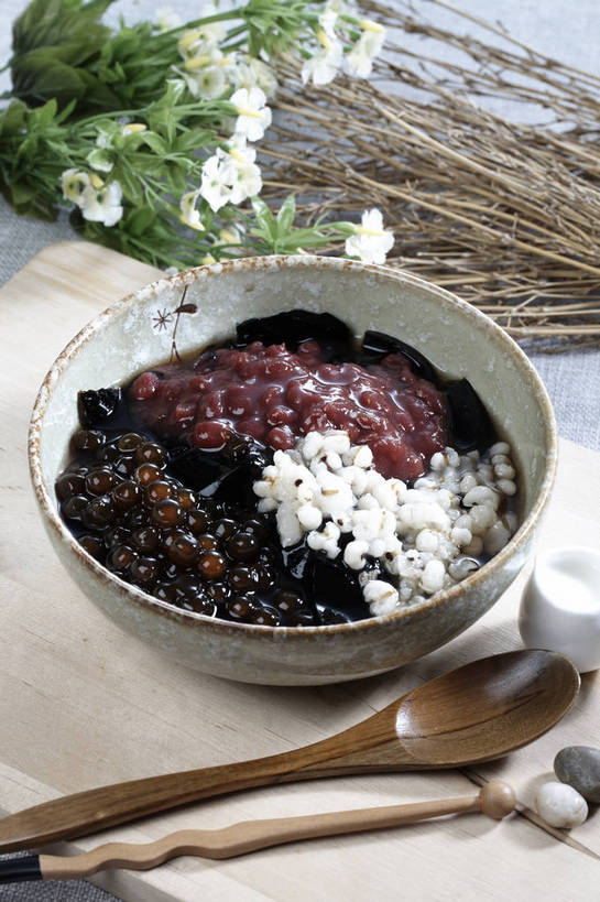 点心,无人,竖图,俯视,室内,特写,白天,石头,餐桌,桌子,餐具,一把,一堆,许多,堆叠,堆积,装饰,盛开,木制,碟子,盘,石子,珍珠,勺子,陶瓷,食品,甜点,甜品,红豆沙,陶瓷制品,很多,花蕾,中药,花,花瓣,花朵,鲜花,食物,糕点,盘子,木制品,容器,调羹,碟,汤匙,碗,甜食,奶油,花苞,花蕊,鹅卵石,餐台,储藏,堆,华丽,修饰,点缀,乳制品,储存,奶精,按摩石,薏米,豆沙,薏仁,衬托,美观,雅致,雅观,苡米,苡仁,薏苡仁,激凌,克林姆,淇淋,米仁,石块,仙草,彩图,高角度拍摄,贮存,豆蓉,红豆泥,shjb1,咖啡伴侣,烧仙草