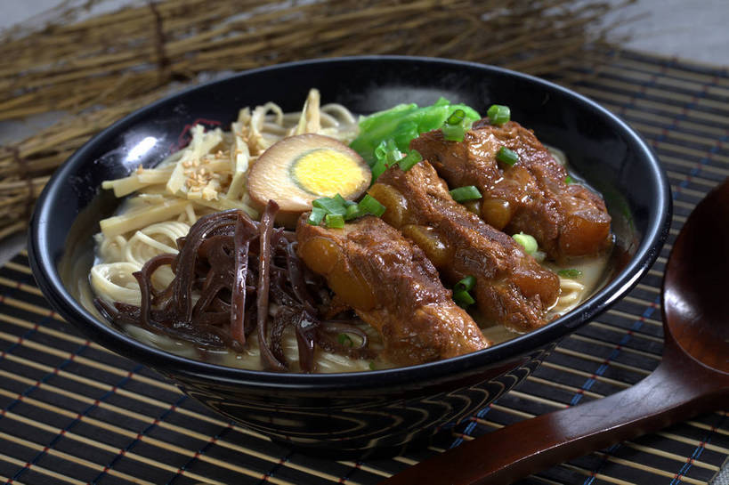 面食,面条,无人,横图,俯视,室内,特写,白天,烹饪,餐桌,桌子,蔬菜,一把,切开,竹制,新鲜,木制,勺子,陶瓷,葱,豆芽,青葱,竹笋,蛋,海带,鸡蛋,面,肉,日本料理,料理,食品,陶瓷制品,半个,拉面,笋,菜肴,美食,肉类,食物,一个,木制品,容器,垫子,调羹,汤匙,碗,日式料理,切,一半,日式,佳肴,有机食品,绿色食品,单个,餐台,储藏,竹制品,储存,豆芽菜,剖面,肉食,切面,芽苗菜,卵,江白菜,彩图,高角度拍摄,鸡卵,鸡子,贮存,shjb1,豚骨拉面