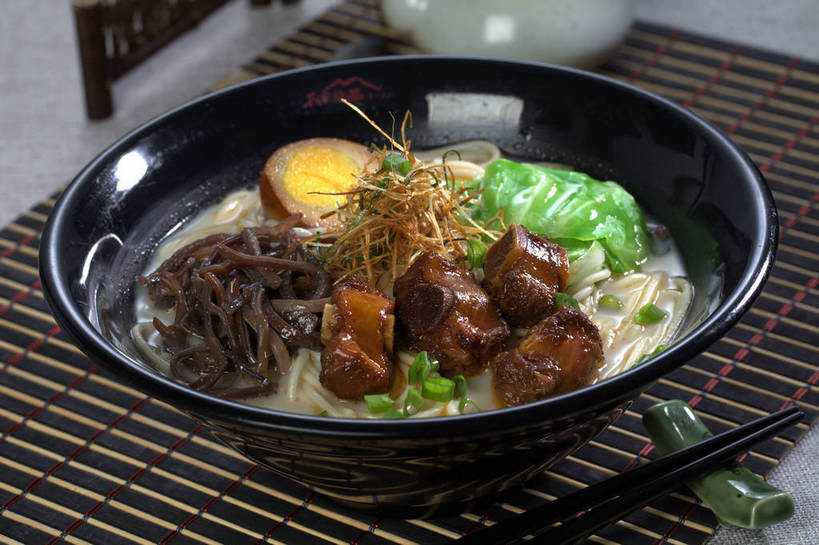 面食,面条,无人,横图,俯视,室内,特写,白天,烹饪,中餐,餐桌,筷子,桌子,蔬菜,椰菜,卷心菜,餐具,一双,切开,竹制,新鲜,壶,陶瓷,蛋,海带,鸡蛋,面,肉,料理,食品,筷架,陶瓷制品,半个,筷枕,文化,传统,拉面,猪肉,菜肴,美食,肉类,水壶,食物,一个,茶壶,容器,垫子,碗,切,一半,中式,甘蓝,佳肴,有机食品,绿色食品,单个,餐台,中华料理,储藏,礼节,筷子架,竹制品,储存,礼仪,剖面,肉食,切面,豚肉,卵,江白菜,甘蓝菜,进餐用具,结球甘蓝,甘兰,包心菜,彩图,高角度拍摄,酸甜,糖醋菜,糖醋肉段,圆白菜,鸡卵,鸡子,贮存,扯面,甩面,拽面,shjb1