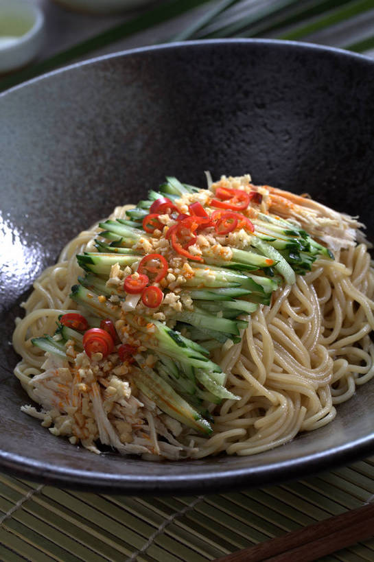 面食,面条,无人,竖图,俯视,室内,特写,白天,烹饪,中餐,黄瓜,辣椒,蔬菜,餐具,一堆,许多,堆叠,堆积,新鲜,碟子,盘,调味,面,香料,佐料,料理,食品,冷面,凉面,很多,菜肴,美食,食物,一个,盘子,碟,中式,佳肴,有机食品,绿色食品,单个,中华料理,堆,配料,辣角,红海椒,大椒,辣虎,广椒,作料,青瓜,辣子,胡瓜,红辣椒,海椒,番椒,彩图,高角度拍摄,shjb1