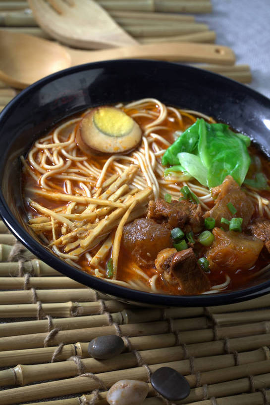 面食,面条,无人,竖图,俯视,室内,特写,白天,烹饪,中餐,石头,餐桌,桌子,蔬菜,椰菜,卷心菜,餐具,切开,竹制,新鲜,木制,叉子,石子,勺子,陶瓷,葱,青葱,竹笋,蛋,鸡蛋,面,肉,牛肉,料理,食品,陶瓷制品,半个,笋,菜肴,美食,肉类,食物,一个,木制品,容器,垫子,调羹,汤匙,碗,切,一半,中式,鹅卵石,甘蓝,佳肴,牛肉面,有机食品,绿色食品,单个,餐台,中华料理,储藏,竹制品,储存,剖面,肉食,按摩石,餐叉,切面,卵,甘蓝菜,进餐用具,石块,结球甘蓝,甘兰,包心菜,彩图,高角度拍摄,圆白菜,鸡卵,鸡子,贮存,牛腱,半筋半肉牛肉面,shjb1