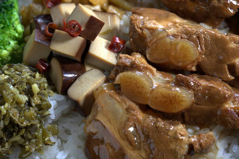 米饭,豆腐,无人,横图,俯视,室内,特写,白天,烹饪,中餐,餐桌,桌子,一堆,许多,堆叠,堆积,竹制,陶瓷,料理,食品,陶瓷制品,饭,很多,豆腐干,雪菜,菜肴,美食,食物,一个,容器,垫子,碗,中式,佳肴,单个,餐台,中华料理,储藏,豆干,堆,五谷,竹制品,豆制品,储存,盖浇饭,雪里红,彩图,高角度拍摄,雪里蕻,干子,素火腿,贮存,shjb1,糖醋小排盖饭