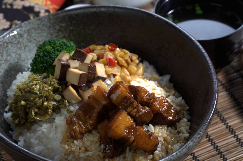 米饭,豆腐,无人,横图,俯视,室内,特写,白天,烹饪,中餐,餐桌,桌子,萝卜,蔬菜,一堆,许多,堆叠,堆积,竹制,新鲜,陶瓷,调料,调味,红烧,酱料,酱汁,肉,香料,佐料,料理,食品,陶瓷制品,饭,调味品,很多,调味料,豆腐干,猪肉,酱,菜肴,美食,肉类,食物,一个,容器,垫子,碗,红烧肉,中式,佳肴,有机食品,绿色食品,单个,餐台,中华料理,储藏,豆干,堆,五谷,配料,竹制品,豆制品,储存,五花肉,肉食,盖浇饭,豚肉,作料,红烧菜,肋条肉,三层肉,彩图,高角度拍摄,干子,素火腿,贮存,shjb1,红烧肉饭,红烧肉盖浇饭