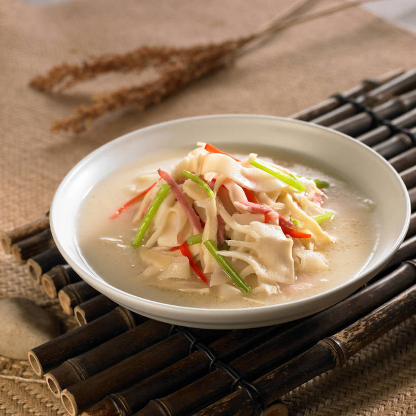 无人,横图,俯视,室内,特写,白天,烹饪,中餐,餐桌,桌子,辣椒,芹菜,蔬菜,餐具,阴影,竹制,新鲜,反射,布料,碟子,盘,影子,陶瓷,竹笋,肉,料理,食品,陶瓷制品,布纹,肉丝,笋,菜肴,美食,肉类,桌布,食物,一个,红色,白色,盘子,餐巾,垫子,碟,台布,中式,佳肴,有机食品,绿色食品,单个,餐台,中华料理,竹制品,肉食,彩椒,辣角,红海椒,大椒,辣虎,广椒,药芹,甜椒,水芹,柿子椒,辣子,旱芹,海椒,番椒,灯笼椒,餐桌布,彩图,高角度拍摄,shjb1