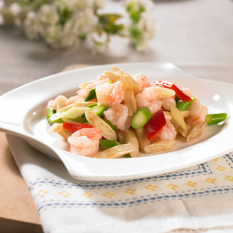 无人,横图,俯视,室内,特写,白天,烹饪,中餐,餐桌,桌子,辣椒,芦笋,蔬菜,餐具,一堆,许多,阴影,堆叠,堆积,朦胧,模糊,新鲜,装饰,盛开,反射,布料,碟子,盘,影子,陶瓷,绿芦笋,肉,虾仁,料理,食品,陶瓷制品,很多,花蕾,布纹,菜肴,美食,肉类,桌布,花,花瓣,花朵,鲜花,食物,一个,红色,白色,盘子,餐巾,碟,台布,花苞,花蕊,中式,佳肴,有机食品,绿色食品,单个,餐台,中华料理,堆,华丽,修饰,虾肉,点缀,肉食,彩椒,辣角,红海椒,大椒,辣虎,广椒,衬托,美观,雅致,雅观,猪尾巴,药鸡豆子,甜椒,柿子椒,石刁柏,蚂蚁杆,龙须菜,狼尾巴根,辣子,海椒,番椒,灯笼椒,餐桌布,彩图,高角度拍摄,shjb1,虾仁炒芦笋