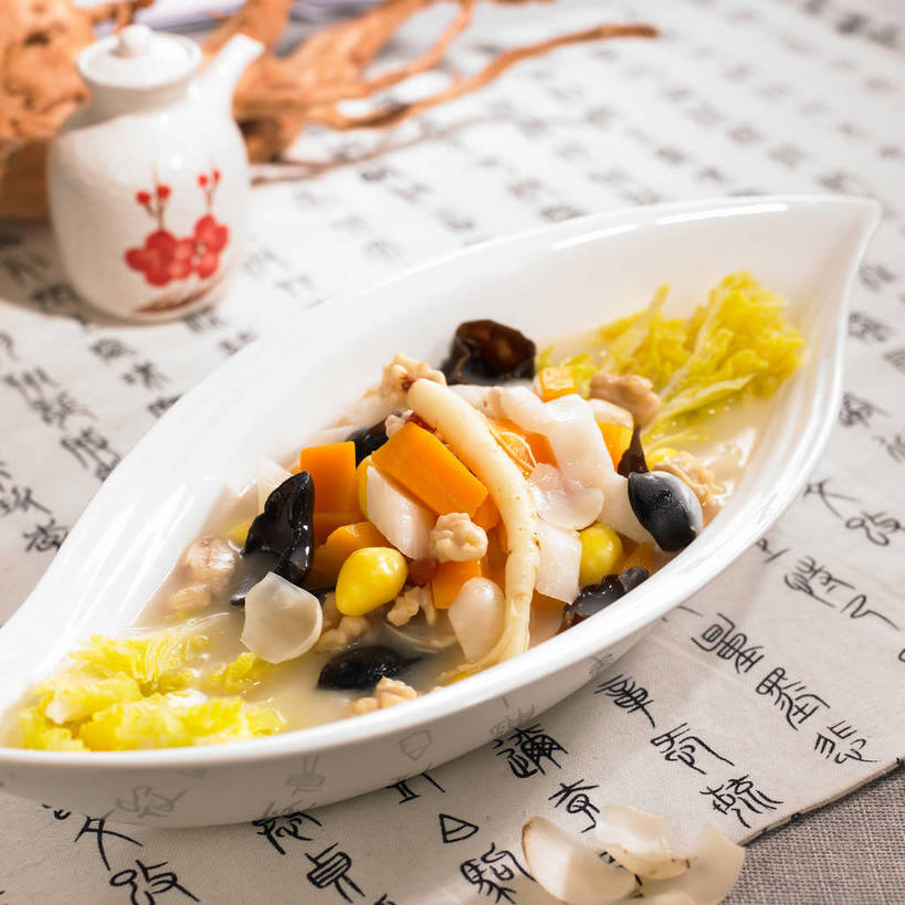 无人,横图,俯视,室内,特写,白天,烹饪,中餐,植物,餐桌,桌子,人参,南瓜,蔬菜,一堆,许多,阴影,堆叠,堆积,朦胧,模糊,新鲜,反射,标志,布料,壶,文字,影子,字符,陶瓷,金瓜,大白菜,菌菇,料理,食品,草药,药草,陶瓷制品,很多,菌类,布纹,标识,白菜,木耳,菜肴,美食,中药,番瓜,水壶,桌布,食物,两个,白色,餐巾,茶壶,容器,台布,碗,中式,汉字,食用菌,佳肴,有机食品,绿色食品,餐台,中华料理,储藏,堆,麦瓜,倭瓜,黑木耳,真菌,储存,中文,药材,中草药,娃娃菜,结球白菜,中药材,本草,国文,华文,百尺杵,海腴,皱面还丹,人衔,胶菜,光木耳,参,餐桌布,彩图,高角度拍摄,黄芽白,贮存,shjb1