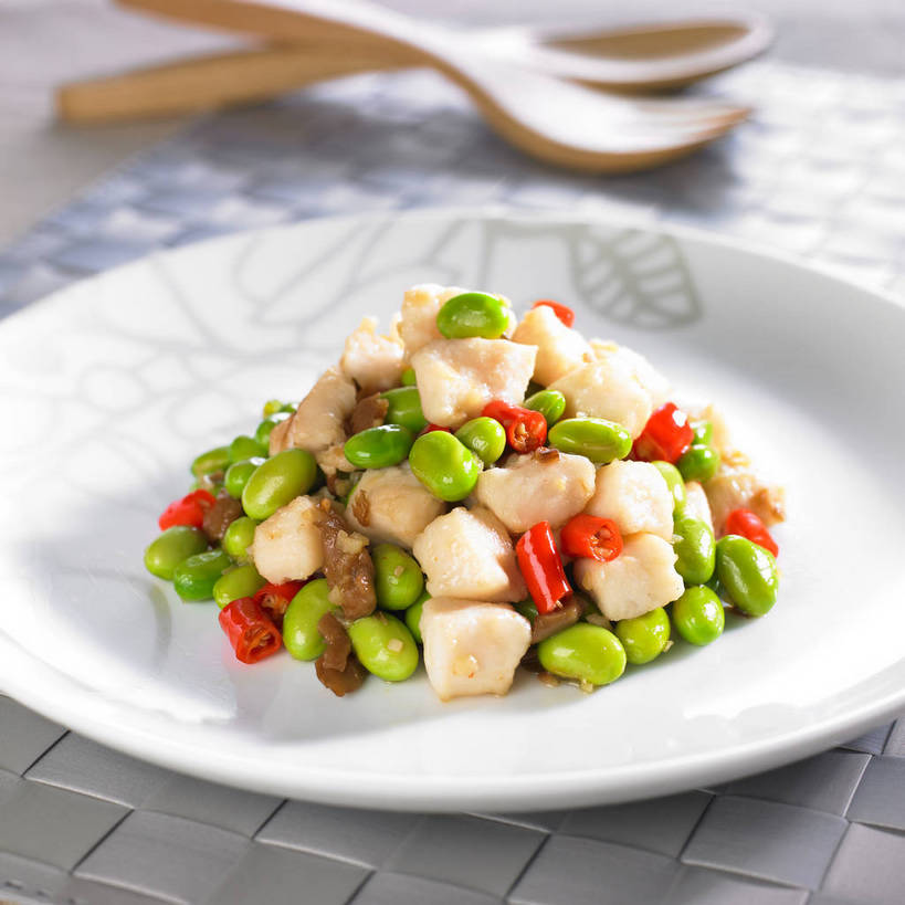 无人,横图,俯视,室内,特写,白天,烹饪,中餐,植物,餐桌,桌子,豆,大豆,辣椒,蔬菜,餐具,一堆,许多,阴影,堆叠,堆积,朦胧,模糊,新鲜,反射,木制,布料,叉子,碟子,盘,影子,勺子,陶瓷,豆类,豆子,毛豆,调味,红烧,鸡肉,肉,香料,佐料,料理,食品,陶瓷制品,很多,两把,布纹,菜肴,美食,肉类,桌布,食物,一个,盘子,餐巾,木制品,调羹,碟,台布,汤匙,中式,佳肴,有机食品,绿色食品,单个,餐台,中华料理,堆,配料,肉食,鸡丁,餐叉,豆科,辣角,红海椒,大椒,辣虎,广椒,作料,枝豆,进餐用具,辣子,黄豆,红辣椒,海椒,番椒,餐桌布,彩图,高角度拍摄,shjb1,鸡丁炒毛豆,毛豆炒鸡丁