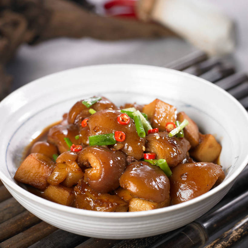 豆腐,无人,横图,俯视,室内,特写,白天,烹饪,中餐,餐桌,桌子,辣椒,蔬菜,一堆,许多,阴影,堆叠,堆积,竹制,新鲜,反射,影子,陶瓷,葱,青葱,调味,红烧,香料,佐料,料理,食品,陶瓷制品,很多,豆腐干,猪手,猪蹄,猪爪,菜肴,美食,食物,一个,白色,容器,垫子,碗,中式,佳肴,有机食品,绿色食品,单个,餐台,中华料理,储藏,豆干,堆,配料,竹制品,豆制品,储存,辣角,红海椒,大椒,辣虎,广椒,作料,猪脚,红烧菜,辣子,红辣椒,海椒,番椒,彩图,高角度拍摄,红烧猪蹄,干子,素火腿,贮存,shjb1