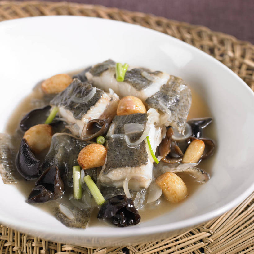 无人,横图,俯视,室内,特写,白天,烹饪,中餐,餐桌,桌子,蔬菜,蒜,竹制,朦胧,模糊,新鲜,陶瓷,葱,青葱,调味,肉,香料,鱼肉,佐料,料理,食品,陶瓷制品,蒜头,菜肴,美食,肉类,食物,一个,白色,容器,垫子,碗,中式,佳肴,有机食品,绿色食品,单个,餐台,中华料理,储藏,配料,竹制品,储存,肉食,蒸菜,作料,胡蒜,大蒜,彩图,高角度拍摄,清蒸鱼,贮存,shjb1