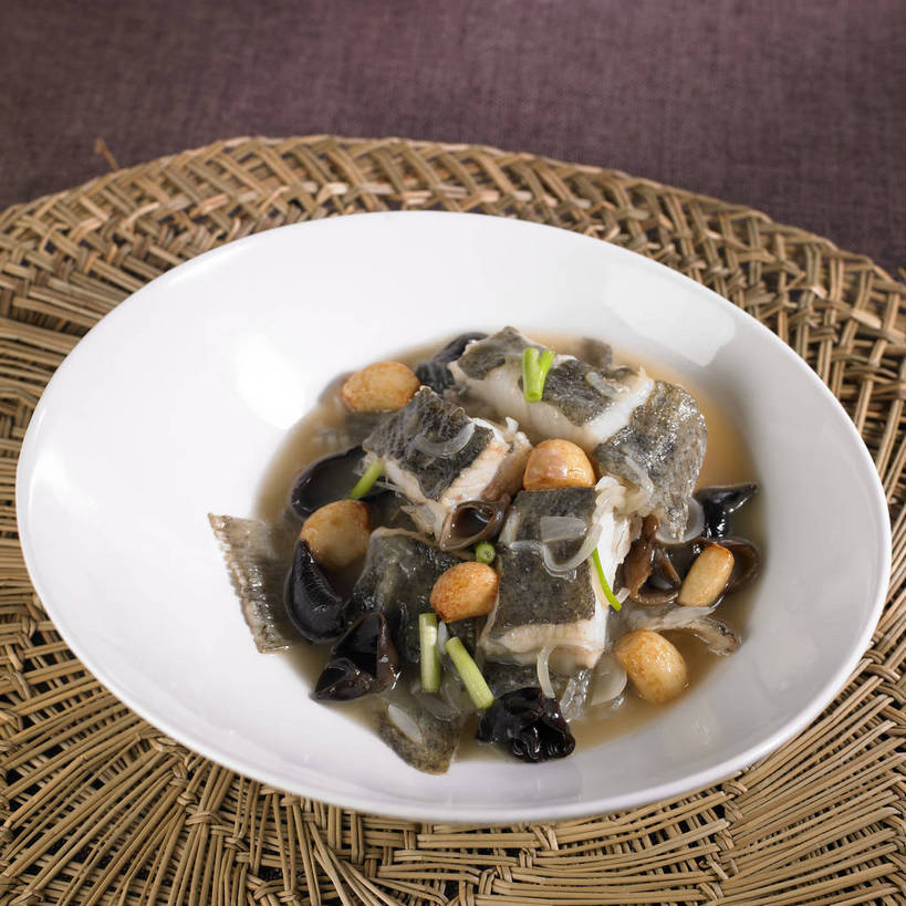 无人,横图,俯视,室内,特写,白天,烹饪,中餐,餐桌,桌子,蔬菜,蒜,竹制,朦胧,模糊,新鲜,陶瓷,葱,青葱,调味,肉,香料,鱼肉,佐料,料理,食品,陶瓷制品,蒜头,菜肴,美食,肉类,食物,一个,白色,容器,垫子,碗,中式,佳肴,有机食品,绿色食品,单个,餐台,中华料理,储藏,配料,竹制品,储存,肉食,蒸菜,作料,胡蒜,大蒜,彩图,高角度拍摄,清蒸鱼,贮存,shjb1