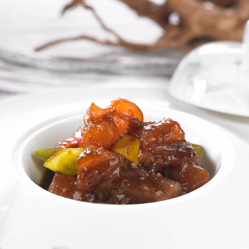 海鲜,无人,横图,俯视,室内,特写,白天,烹饪,中餐,餐桌,桌子,蔬菜,一堆,许多,阴影,堆叠,堆积,朦胧,模糊,新鲜,反射,影子,陶瓷,青椒,料理,食品,陶瓷制品,很多,水产,菜肴,美食,海洋生物,食物,白色,容器,碗,中式,佳肴,有机食品,绿色食品,餐台,中华料理,储藏,堆,海参,储存,水生动物,海产品,水生物,棘皮动物,海底动物,大椒,菜椒,甜椒,柿子椒,灯笼椒,彩图,高角度拍摄,鲁菜,贮存,山东菜,shjb1,红烧海参