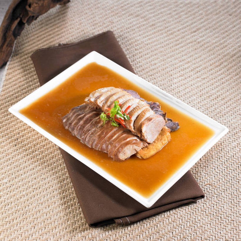 无人,横图,俯视,室内,特写,白天,烹饪,中餐,餐桌,桌子,辣椒,蔬菜,餐具,一排,许多,切开,新鲜,整齐,装饰,并列,并排,碟子,盘,陶瓷,香菜,红烧,肉,料理,食品,陶瓷制品,很多,菜肴,美食,肉类,食物,排列,一个,盘子,碟,切,中式,佳肴,有机食品,绿色食品,单个,餐台,中华料理,华丽,修饰,点缀,队列,卤味,平行,剖面,肉食,彩椒,切面,辣角,红海椒,大椒,辣虎,广椒,胡菜,香荽,原荽,园荽,芫荽,衬托,美观,雅致,雅观,胡荽,莞荽,芫茜,芫蓿,莚葛草,莚荽菜,甜椒,柿子椒,辣子,海椒,番椒,灯笼椒,彩图,高角度拍摄,红卤,卤菜,shjb1