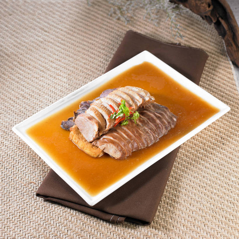 无人,横图,俯视,室内,特写,白天,烹饪,中餐,餐桌,桌子,辣椒,蔬菜,餐具,一排,许多,切开,新鲜,整齐,装饰,并列,并排,碟子,盘,陶瓷,香菜,红烧,肉,料理,食品,陶瓷制品,很多,菜肴,美食,肉类,食物,排列,一个,盘子,碟,切,中式,佳肴,有机食品,绿色食品,单个,餐台,中华料理,华丽,修饰,点缀,队列,卤味,平行,剖面,肉食,彩椒,切面,辣角,红海椒,大椒,辣虎,广椒,胡菜,香荽,原荽,园荽,芫荽,衬托,美观,雅致,雅观,胡荽,莞荽,芫茜,芫蓿,莚葛草,莚荽菜,甜椒,柿子椒,辣子,海椒,番椒,灯笼椒,彩图,高角度拍摄,红卤,卤菜,shjb1