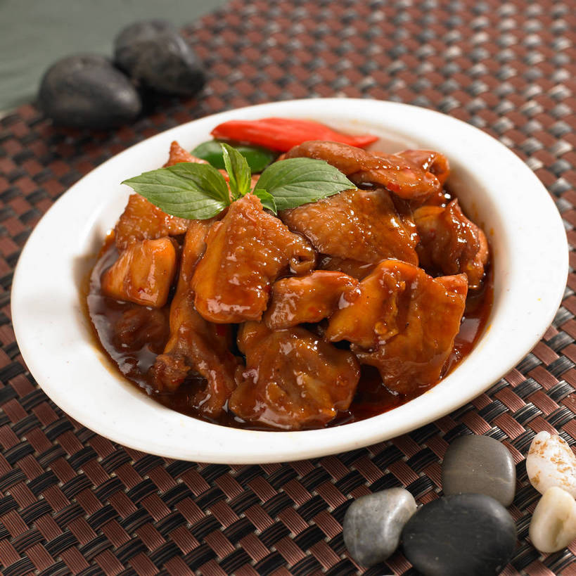 无人,横图,俯视,室内,特写,白天,烹饪,中餐,石头,餐桌,桌子,辣椒,蔬菜,叶子,一堆,许多,堆叠,堆积,新鲜,装饰,布料,石子,陶瓷,红烧,鸡肉,肉,料理,食品,绿叶,陶瓷制品,很多,布纹,菜肴,美食,肉类,桌布,食物,一个,白色,餐巾,容器,台布,碗,中式,嫩叶,鹅卵石,佳肴,有机食品,绿色食品,单个,餐台,中华料理,储藏,堆,华丽,修饰,点缀,储存,肉食,按摩石,彩椒,辣角,红海椒,大椒,辣虎,广椒,衬托,美观,雅致,雅观,红烧菜,叶,叶片,石块,甜椒,柿子椒,辣子,海椒,番椒,灯笼椒,餐桌布,彩图,高角度拍摄,贮存,红烧鸡块,shjb1