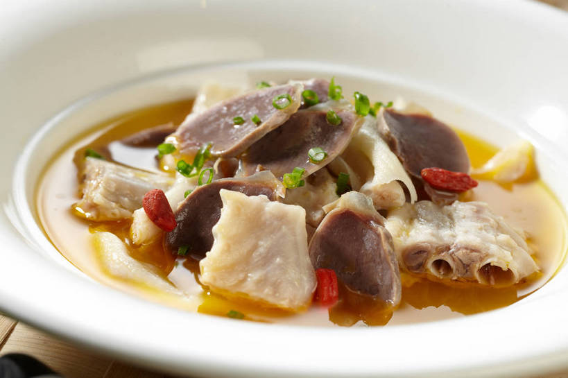 内脏,无人,横图,俯视,室内,特写,白天,烹饪,中餐,植物,餐桌,桌子,朦胧,模糊,陶瓷,葱,青葱,调味,肉,香料,佐料,料理,食品,果实,草药,药草,陶瓷制品,菜肴,美食,肉类,中药,食物,一个,白色,容器,碗,中式,佳肴,单个,餐台,中华料理,储藏,枸杞子,枸杞,配料,储存,药材,中草药,肉食,中药材,本草,作料,苟起子,枸杞豆,枸杞果,血杞子,彩图,高角度拍摄,贮存,鸭胗,鸭肫,鸭肫肝,shjb1